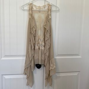 M/L vest umgee brand such cute lace details!